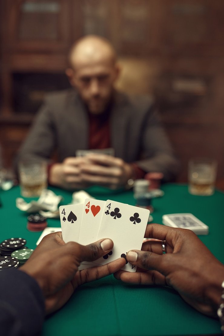 Berbagai permainan meja klasik seperti poker dan blackjack dengan antarmuka interaktif